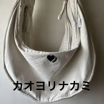 아이보리 하트 로고 숄더백