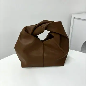 새상품 트위스트 핸들 핸드백 파우치 브라운