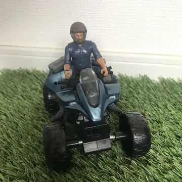 피규어가 포함된 파란색 ATV