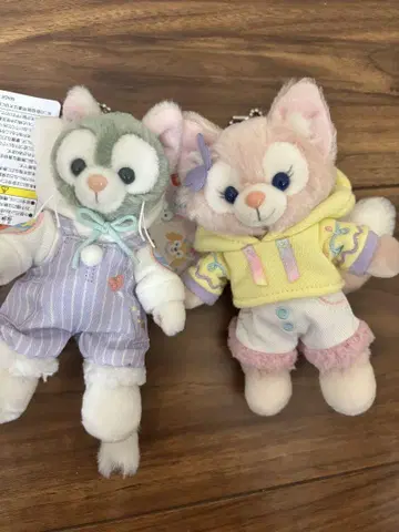 더피 & 프렌즈 캠 파인드 스프링 봉제 인형 배지