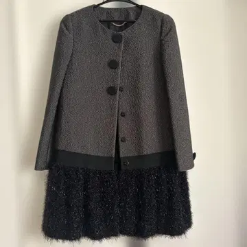 그레이와 블랙 프릴 코트
