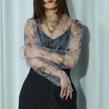Ezick Sketch flower 하이넥 시어 블라우스