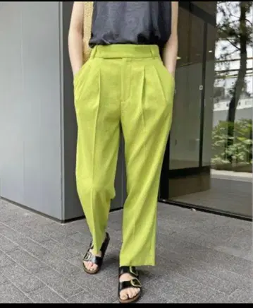 라임 그린 턱이 있는 슬랙스