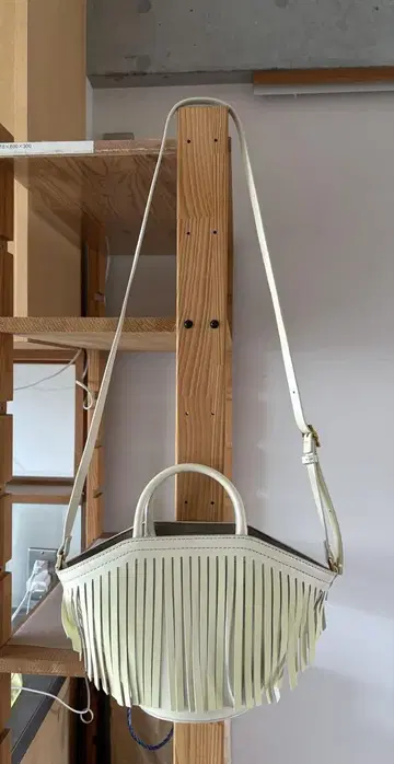 TRAMADRE 아이보리 프린지 숄더백