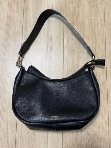 russet 하프문 숄더백 블랙