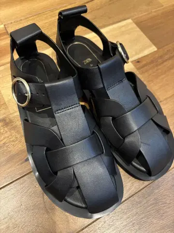 ZARA 블랙 가죽 구르카 샌들