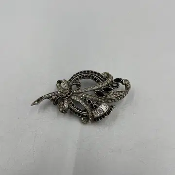 058 리본 모티브 브로치