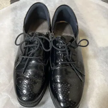 블랙 광택 레이스업 슈즈