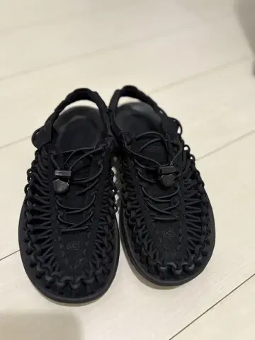 KEEN 블랙 우먼 유니크 샌들