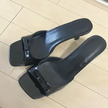 리본 뮬 블랙 샌들
