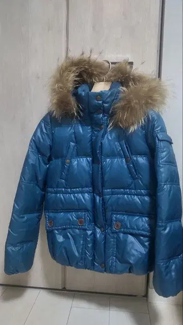 퍼가 달린 다운 자켓