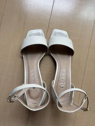 DIANA 화이트 샌들 스터드
