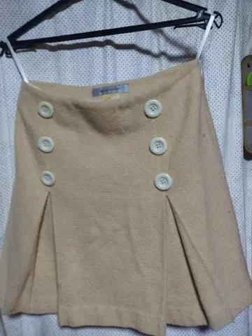 베이지 플레어 스커트 버튼 포함