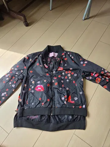꽃무늬 프린트 블랙 자켓