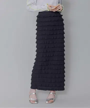 새상품 이번 시즌 에이미로우 프릴 자카드 박시 스커트 블랙 검정