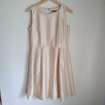 Tiaclarsse GOLD LABEL 슬리브리스 무릎 기장 원피스 광택