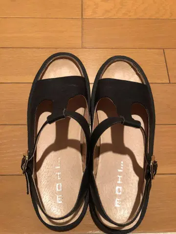 mohi 블랙 컬러 T 스트랩 플랫 샌들