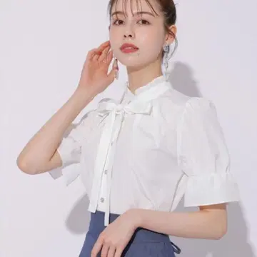 리본 포함 화이트 스트라이프 셔츠