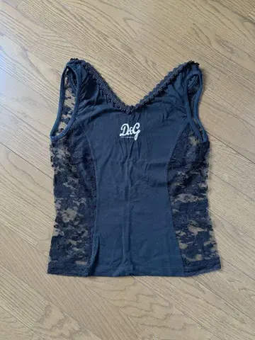 D&G 블랙 탱크탑 사이드 레이스