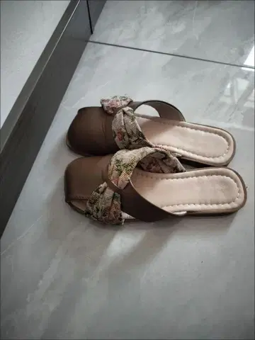 브라운 리본 포함 플랫 샌들