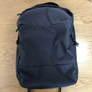 심플한 블랙 백팩