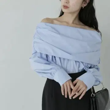 새상품 NATURAL BEAUTY BASIC 오프숄더 블라우스 24SS