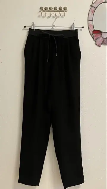 테이퍼드 팬츠 블랙