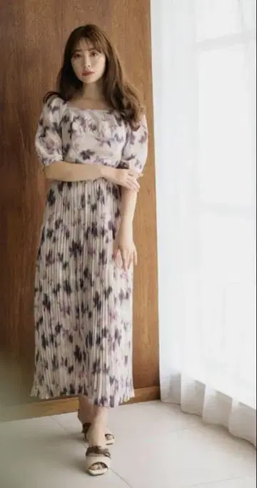 그녀의 입술이 흐릿해지는 주름진 긴 드레스