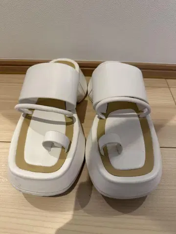 UN3D 와이드 솔 플랫 샌들 화이트
