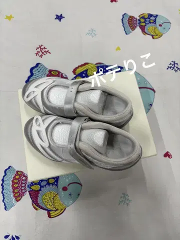 goodbai 실버 컬러 스니커즈