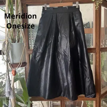 Meridion 블랙 인조 가죽 플레어 롱 스커트 원사이즈