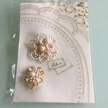 라캄 입체 자수 브로치