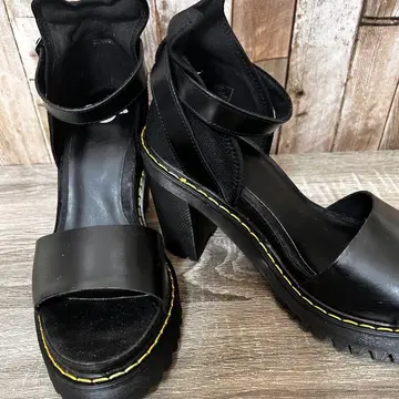 Dr. Martens 블랙 힐 샌들 앵클 스트랩