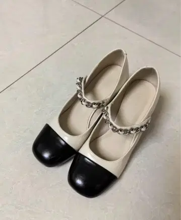 화이트/블랙 체인 로퍼