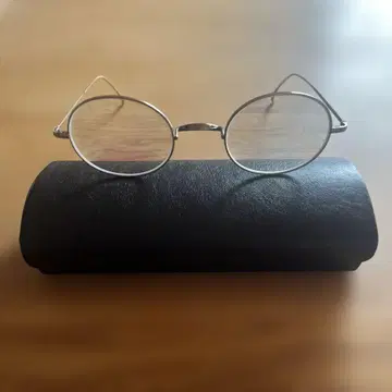 금자안경 실버 오벌 프레임 안경과 케이스