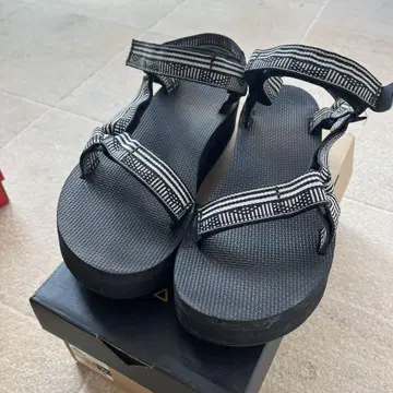 Teva 통굽 스포츠 샌들 블랙 & 화이트 스트라이프
