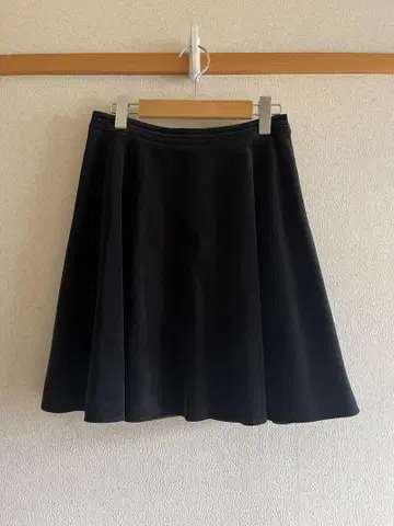 블랙 플레어 스커트 무릎 기장