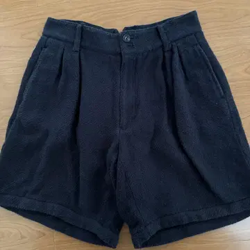 Name. 블랙 턱 하프 팬츠