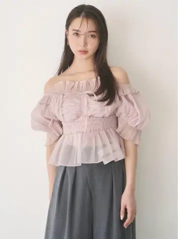 snidel 스나이델 개더 프릴 오프숄더 블라우스