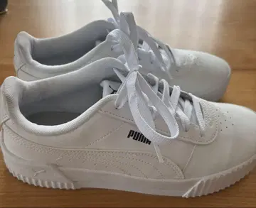 Puma 화이트 스니커즈 24.5cm