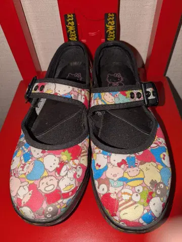 Dr. Martens 산리오 50주년 캐릭터 패턴 신발