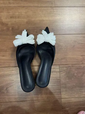 블랙 펄 리본 뮬 샌들