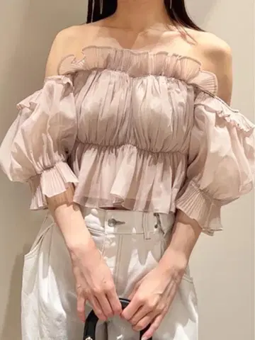 snidel 볼륨 개더 프릴 오프숄더 블라우스