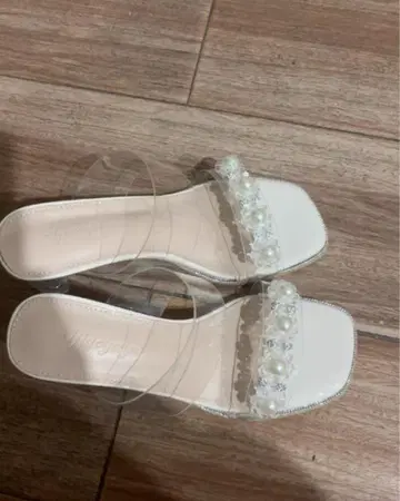 화이트 펄 장식 샌들