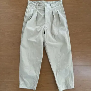 턱이 있는 치노 팬츠
