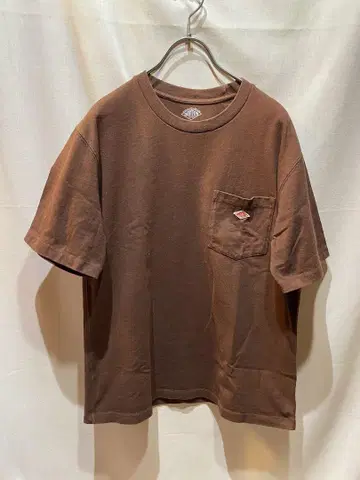 단톤 브라운 티셔츠 왼쪽 가슴 포켓 부착