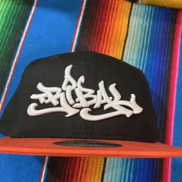 TRIBAL 그래피티 자수 스냅백 캡