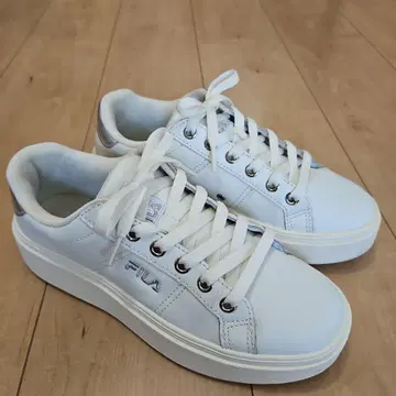 FILA 화이트 스니커즈 US 6.0