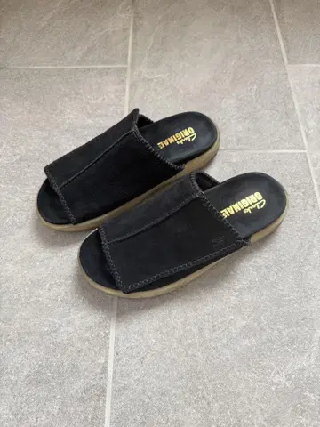 Clarks 블랙 슬라이드 샌들