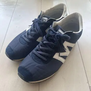 MIZUNO 네이비 스니커즈